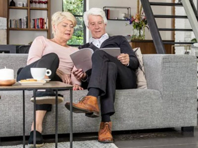 Descubre los mejores consejos para garantizar la seguridad de tus seres queridos mayores en casa